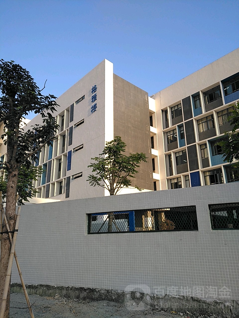 珠海市香洲区屏湾一路与茂丰路交叉路口东侧(珠海市第十三中学西侧)