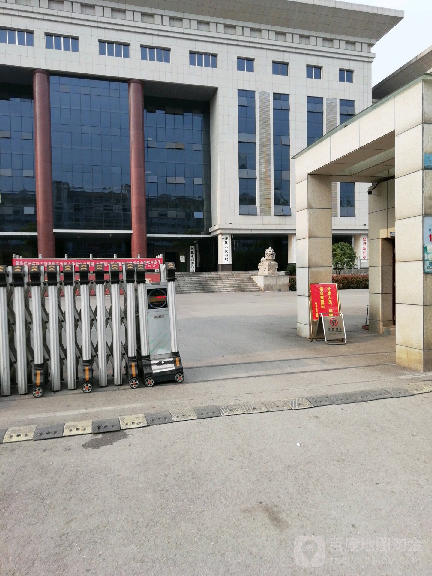 怀化市民政局停车场-出入口