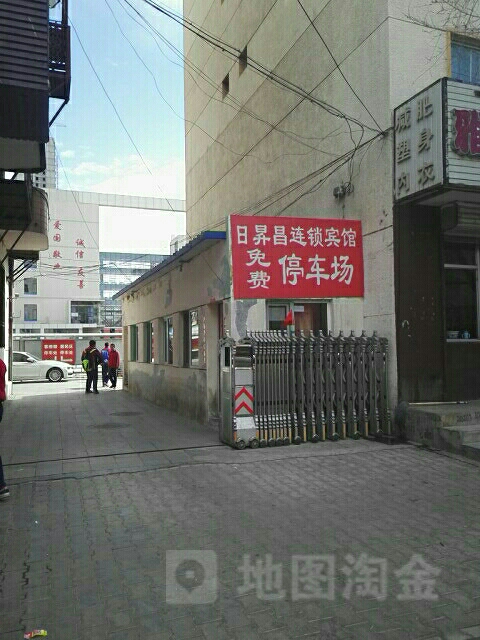 日昻昌宾馆(呼和浩特三十五中店)-地上停车场