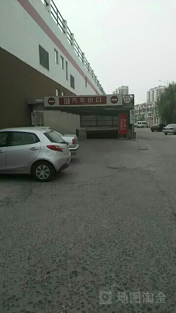 大润发(铂金店)-停车场