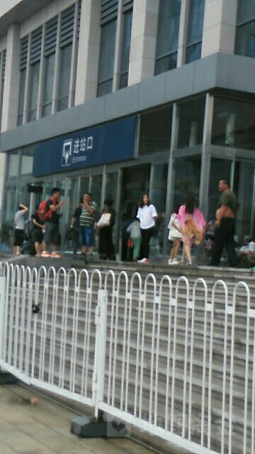 遼陽火車站進站口