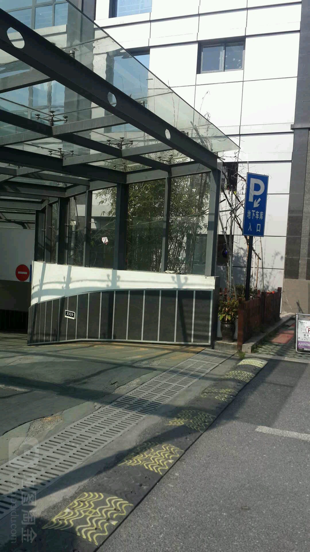 秋涛发展大厦-地下停车场