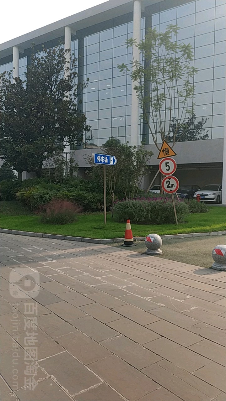 成都市梦追湾游泳场(华星路店)-立体停车场