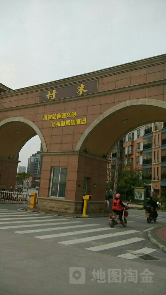 朱贵路与松桥路交汇处