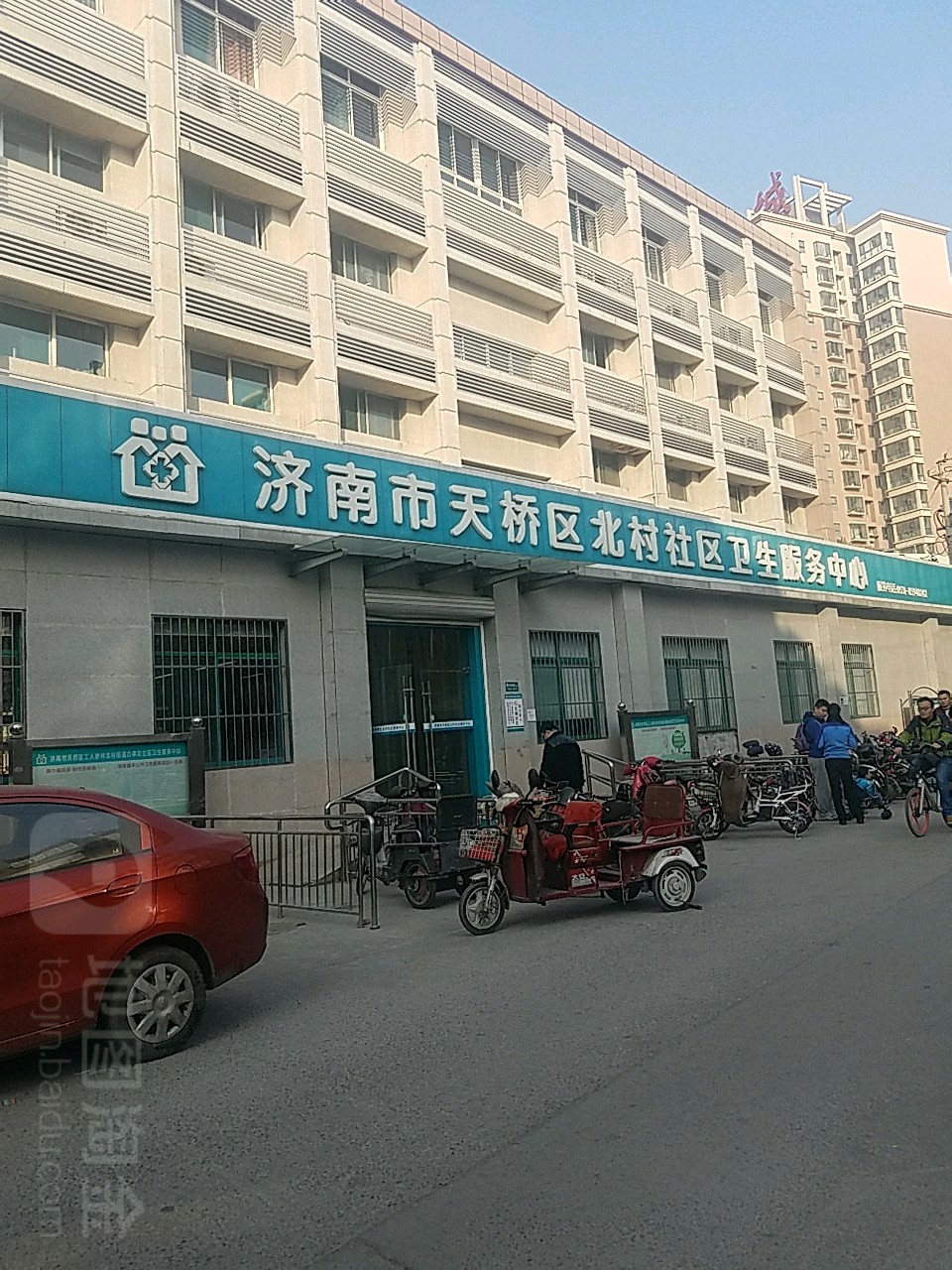 济南市天桥区凤凰山南路济南凤凰泉盈酒店南侧约90米