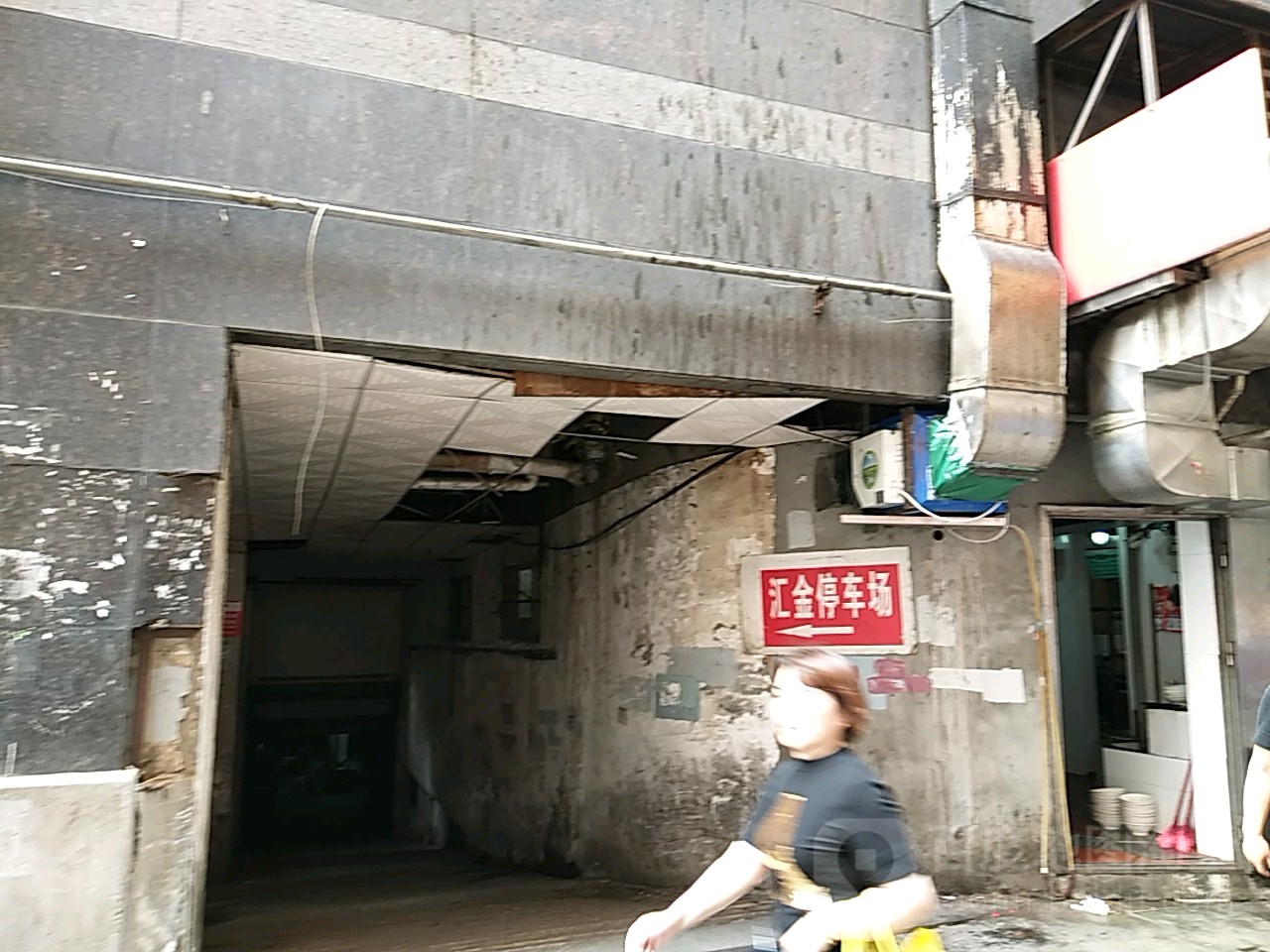 中国城服饰商务楼北侧-地下停车场