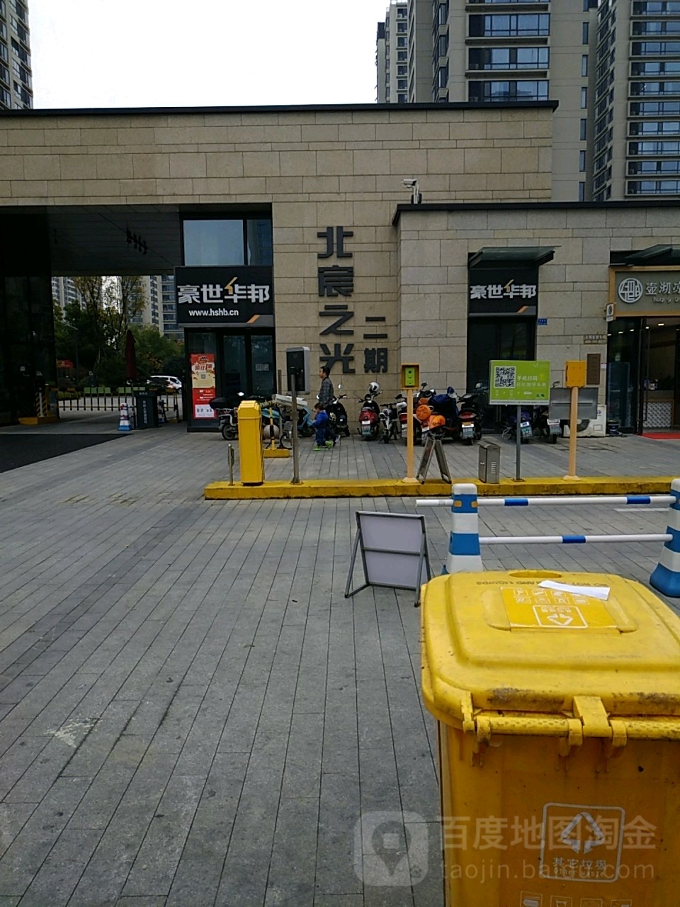 杭州市余杭区通运街与冯家浜路交叉路口往西南约100米(万科-北宸之光二期)