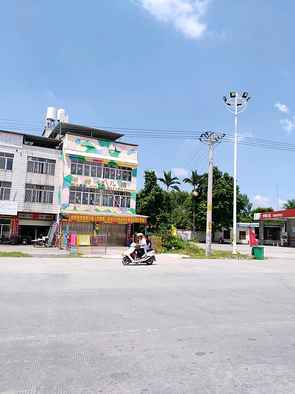 玉林市北流市北流镇大燕塘村巴黎春天对面