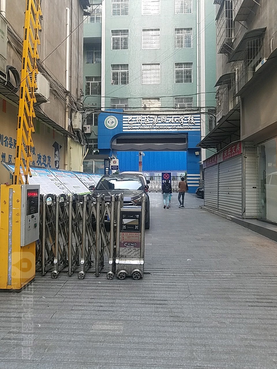 巴州区第四小学校停车场-出入口