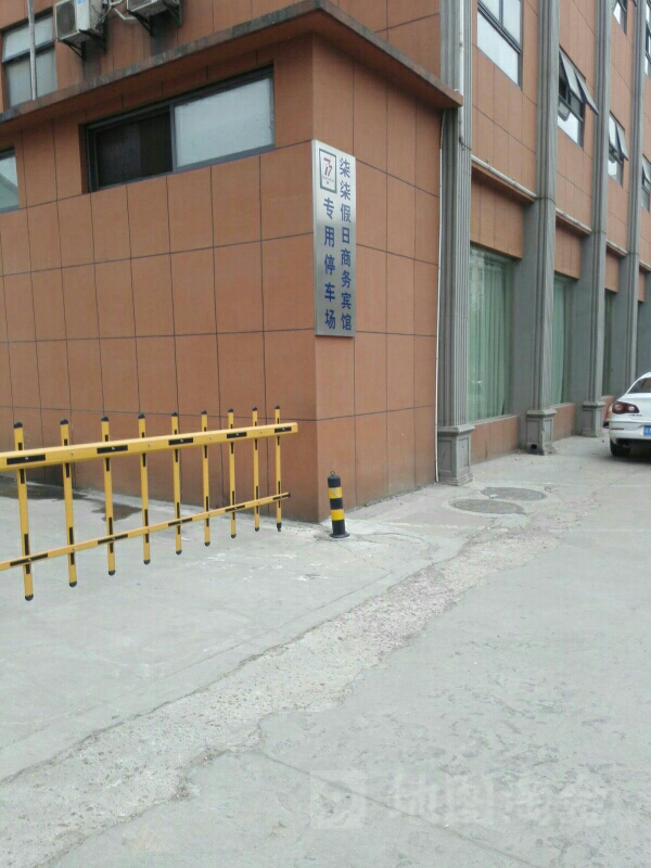 柒柒假日商务宾馆-专用停车场