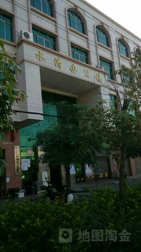 湛江市吴川市梅化北路成龙双语艺术幼儿园东侧约60米